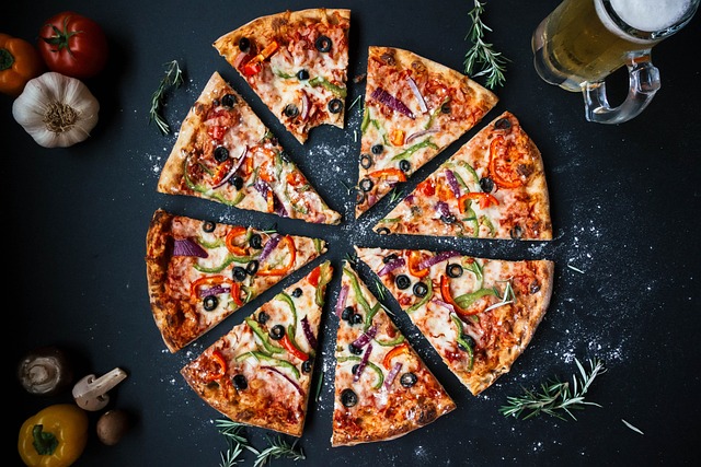 Was kommt zuerst auf die Pizza Salami oder Käse?